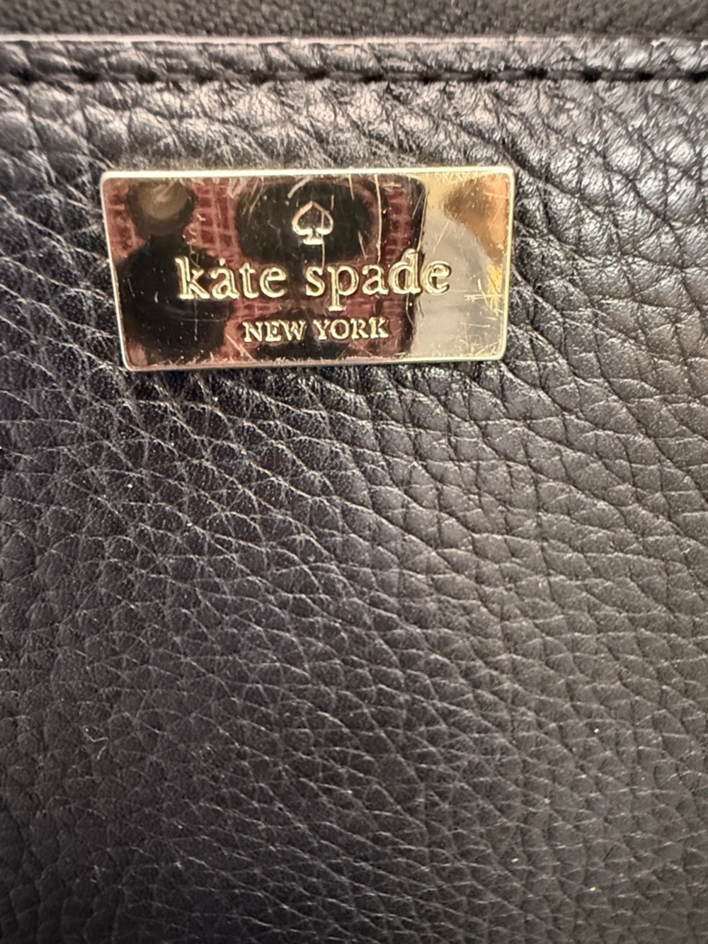 kate spade black pebbled leather zip-around wallet with gold plaque - Picture 2 of 7